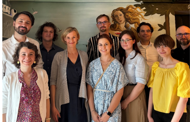 Członkowie Katedry Jean Monnet wraz ze studentami i doktorantami na wspólnym zdjęciu
