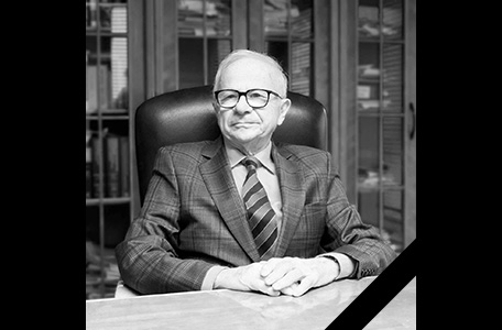 biało-czarne zdjęcie osoby