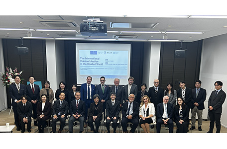 grupa ludzi pozująca do zdjęcia przed ekranem prezentacyjnym