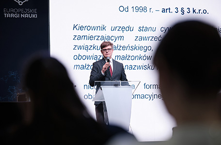 mówca występuje przed widownią